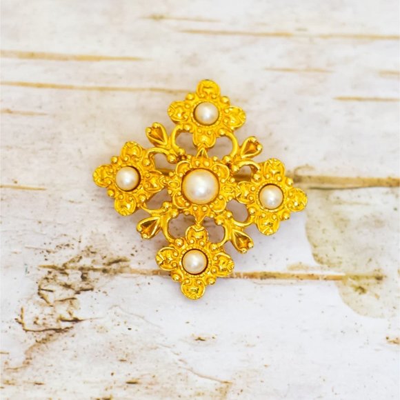 Vintage Diamond Flowers White Faux Pearl Gold Tone Brooch by Liz Claiborne - B14 - Picture 1 of 2
